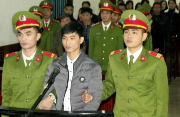 Hình chụp hôm 27/11/2017: nhà báo Nguyễn Văn Hóa (giữa) tại phiên tòa ở Hà Tĩnh