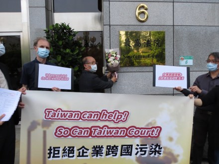 Father Hung held a bouquet